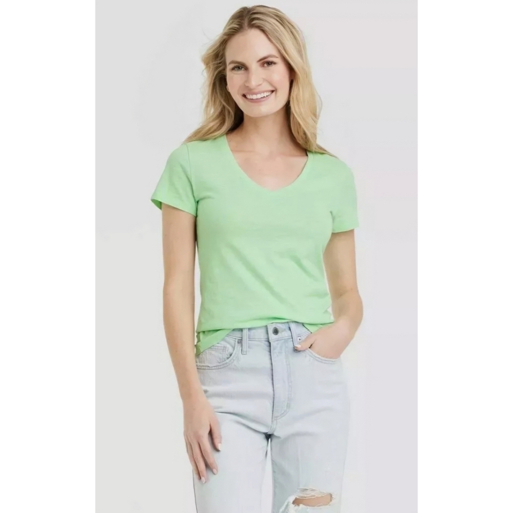 NEW Universal Thread V-Neck Woman's Tee